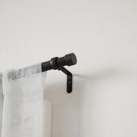 De Cappa gordijnroede van Umbra is super stylish uit en door de metalen finish oogt deze modern en klassiek tegelijk