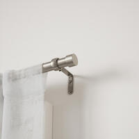 De Cappa gordijnroede van Umbra is super stylish uit en door de metalen finish oogt deze modern en klassiek tegelijk