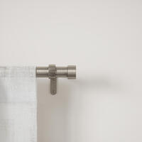 De Cappa gordijnroede van Umbra is super stylish uit en door de metalen finish oogt deze modern en klassiek tegelijk