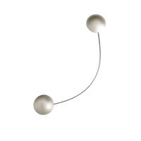 Magneet embrasse van staaldraad met twee grote ronde nikkelkleurige knoppen van polyester aan de voorzijde