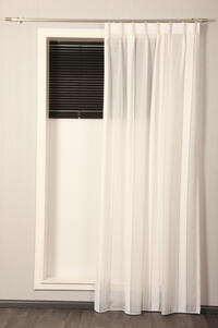 Mooie inbetween voorzien van lengtestrepen met ingeweven motief.