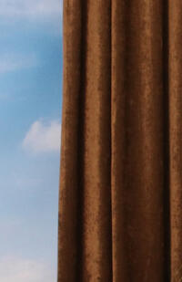 Lastres is een elegant overgordijn met een soepele valling. De chenille garens maken de stof zacht en hebben een mooie glans