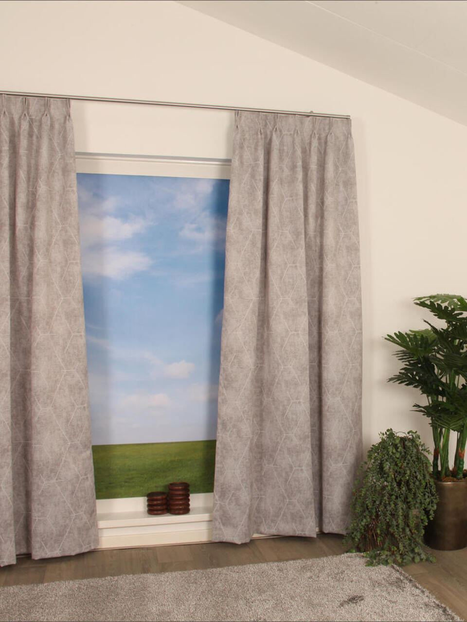 Lumina Reflect is een gladde dim-out overgordijnstof met een grafische print van gemêleerde kleuren