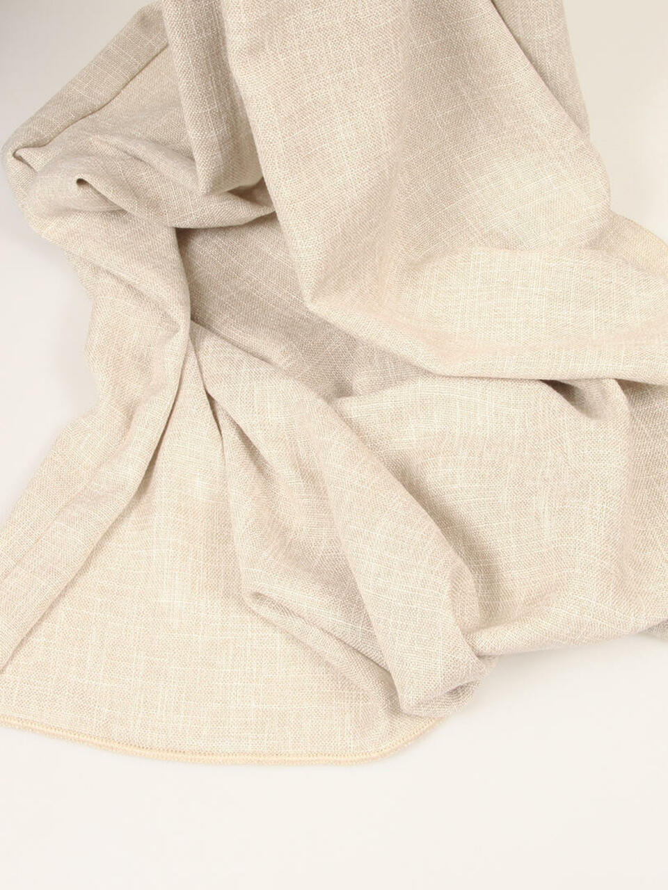 Freden is een linnenlook inbetween met een grove weving in beige en crème garens van ongelijke dikte