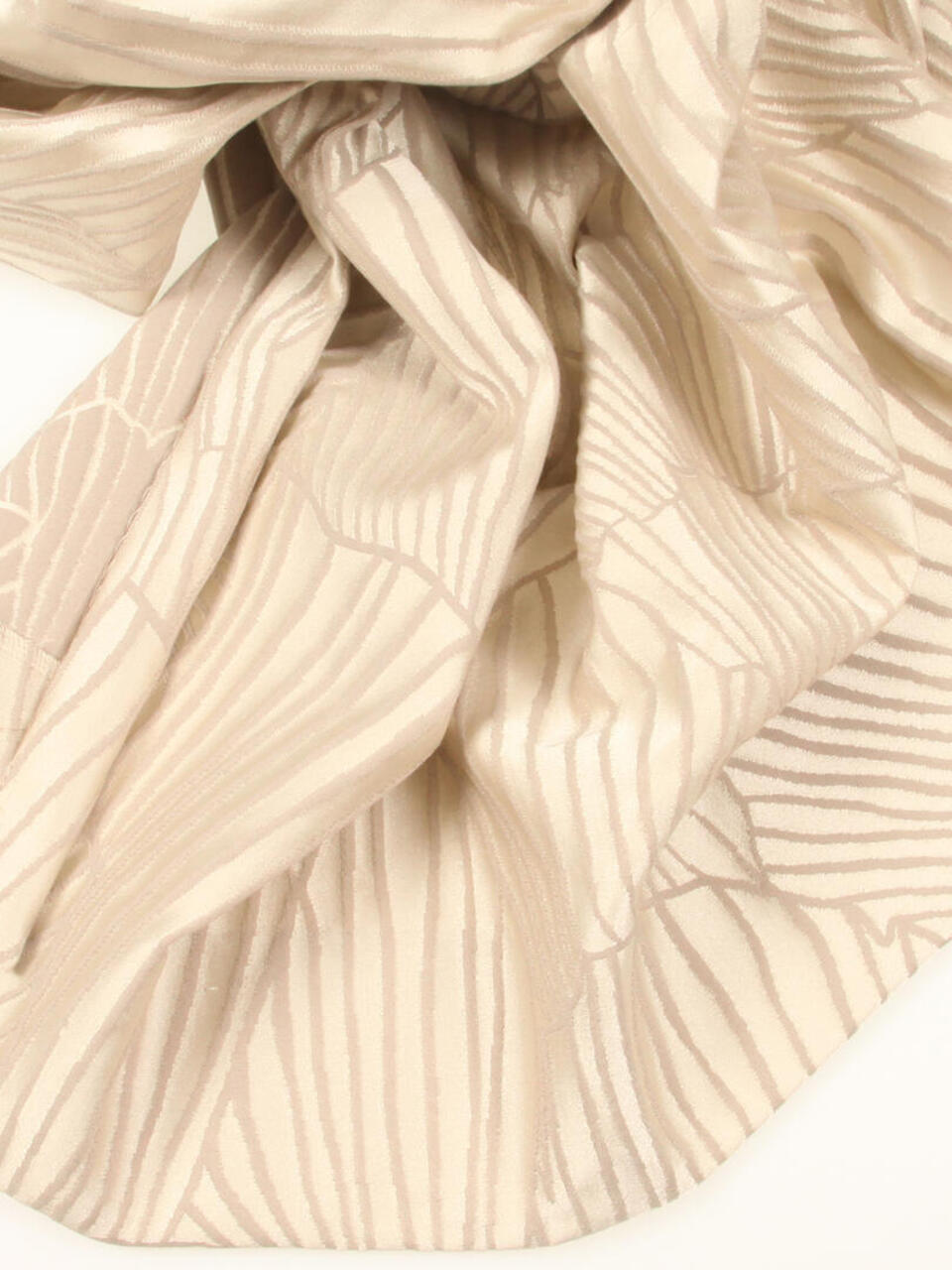 Nervi is een kamerhoog geweven jacquard stof met een elegant grafisch dessin.