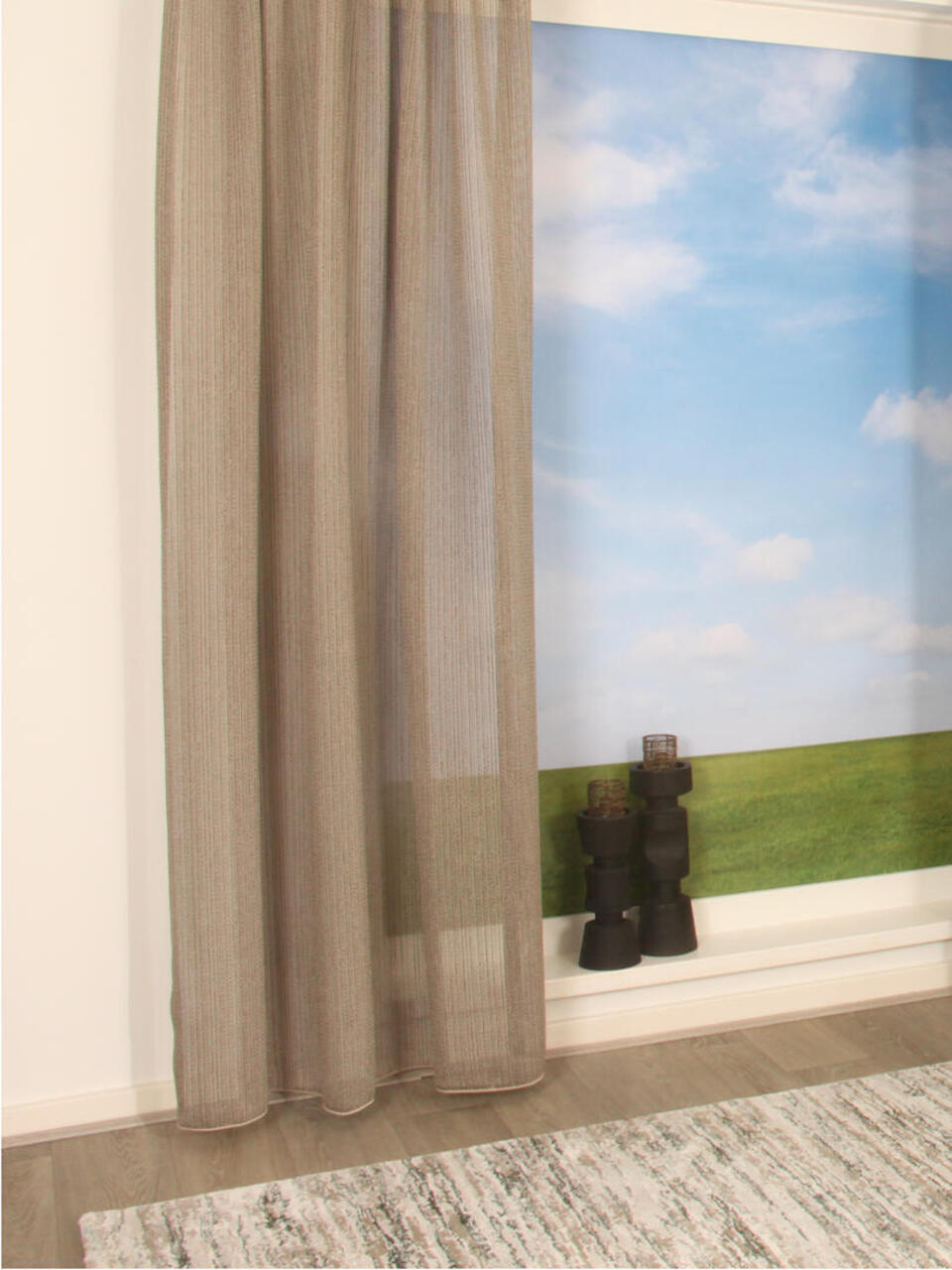 Inbetween de Mailles is een stijlvolle kamerhoge stof dat bestaat uit een mix van verschillende diktes garen met een vleugje glans