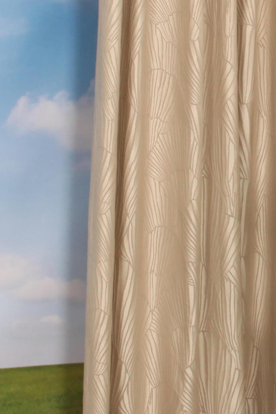 Nervi is een kamerhoog geweven jacquard stof met een elegant grafisch dessin.