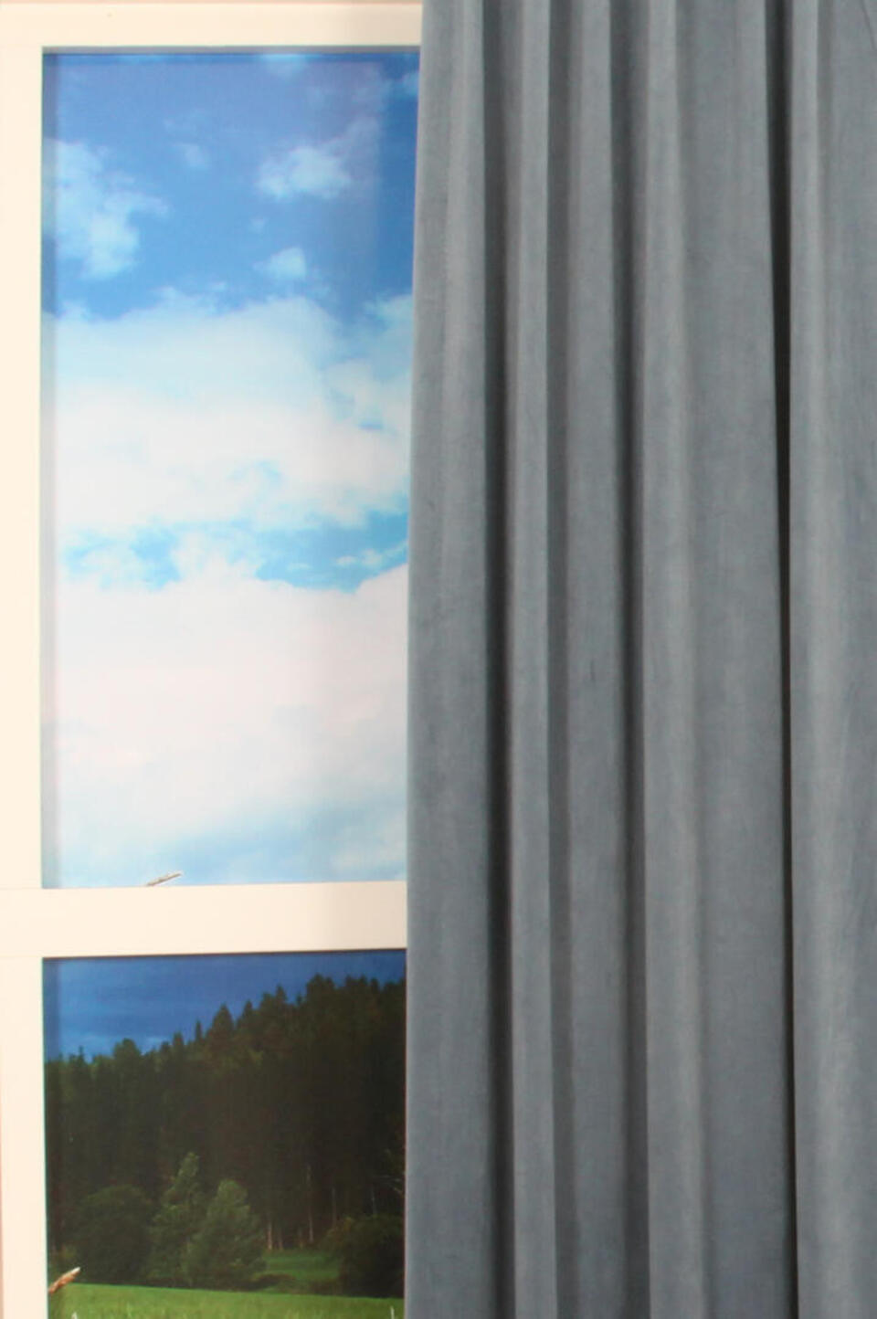 Deze superzachte velours look overgordijn van polyester valt mooi soepel valt en heeft een lichte glans