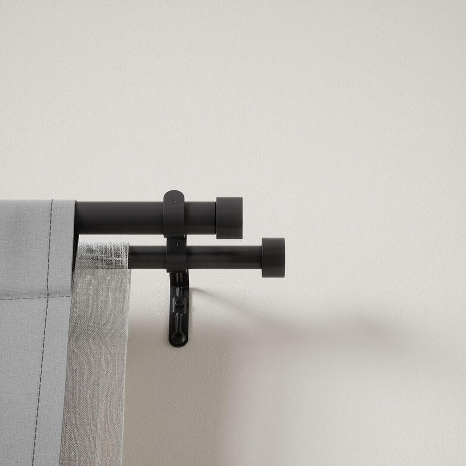 De Cappa gordijnroede van Umbra heeft een metalen finish waardoor deze modern en klassiek oogt
