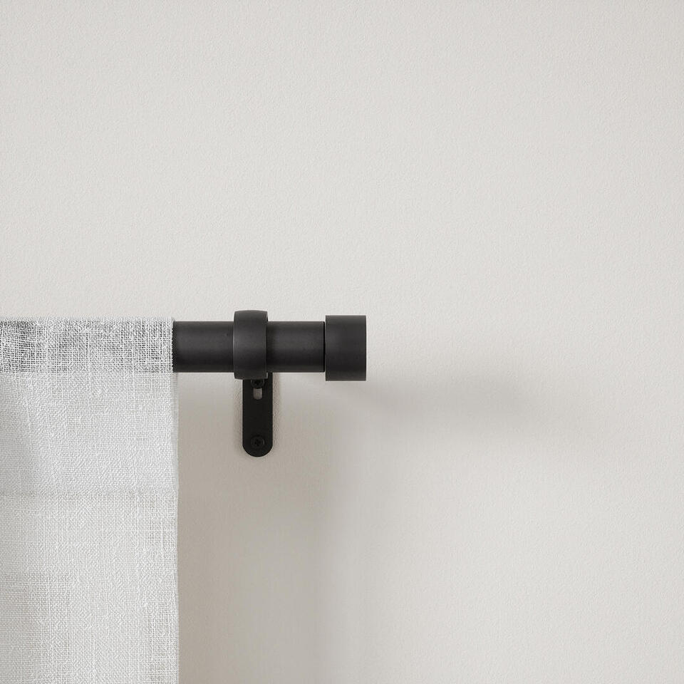 De Cappa gordijnroede van Umbra is super stylish uit en door de metalen finish oogt deze modern en klassiek tegelijk