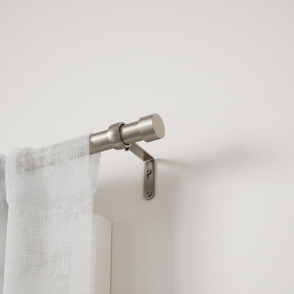De Cappa gordijnroede van Umbra is super stylish uit en door de metalen finish oogt deze modern en klassiek tegelijk