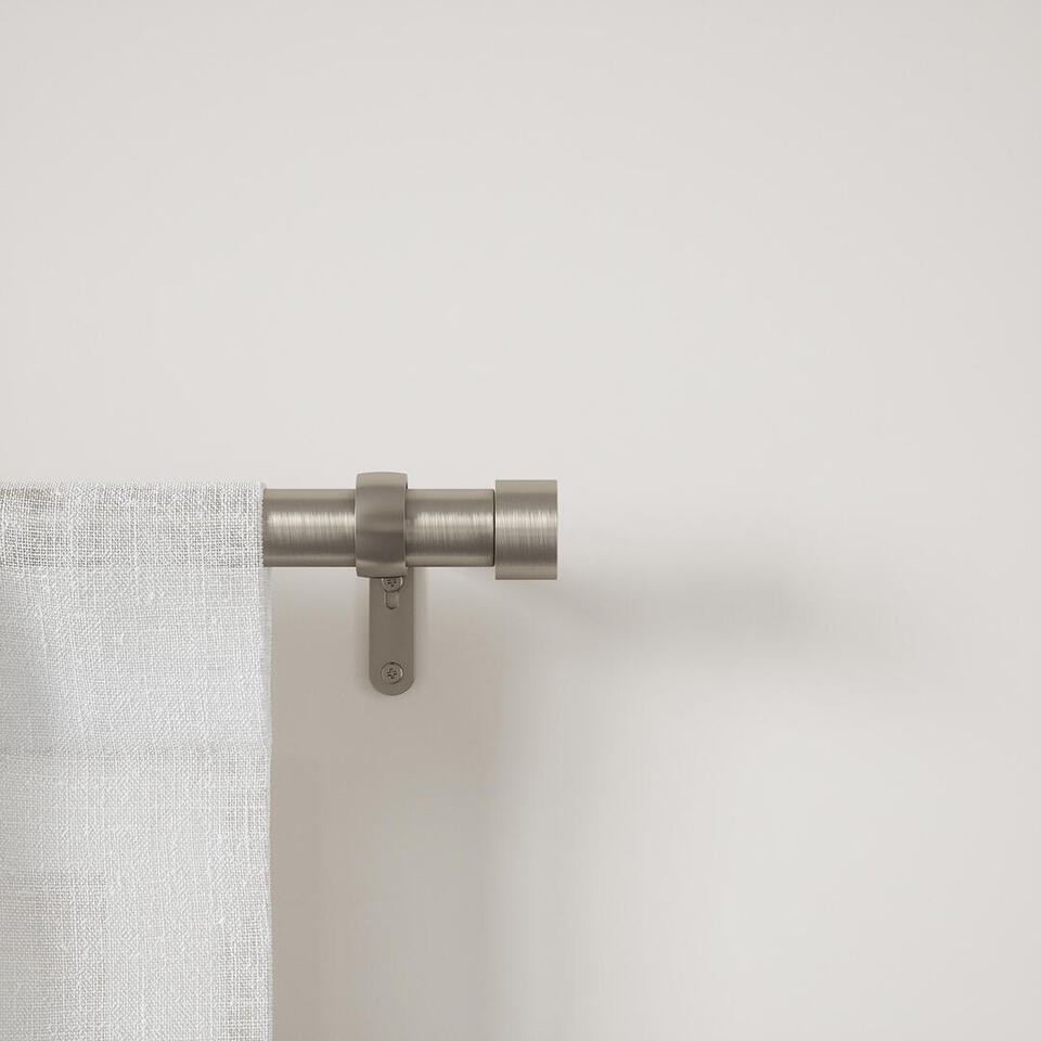 De Cappa gordijnroede van Umbra is super stylish uit en door de metalen finish oogt deze modern en klassiek tegelijk